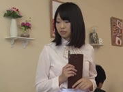 Garçonete do restaurante adolescente japonês