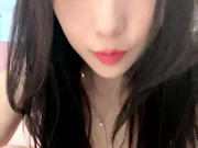 Bela chinesa a masturbar-se na cama