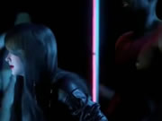 Beleza asiática e homens negros dançam