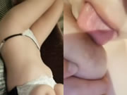 Rapariga de seios grandes se masturba