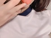 Menina asiática fofa tira selfie exibindo belos seios